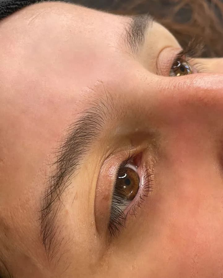 Micropigmentación de cejas pelo a pelo — antes