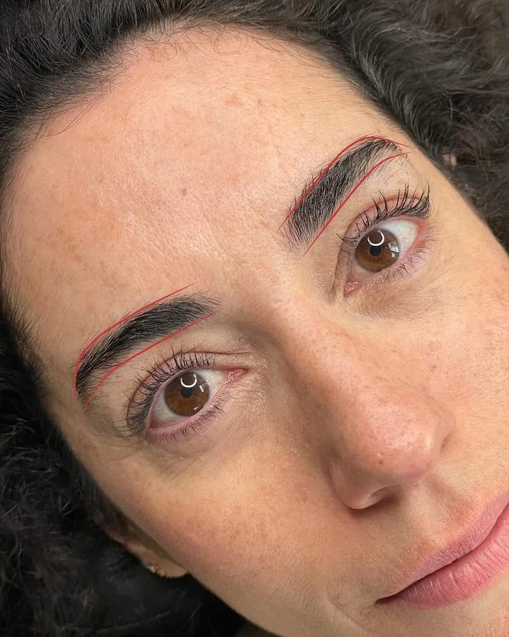 Reconstrucción de cejas con micropigmentación — antes