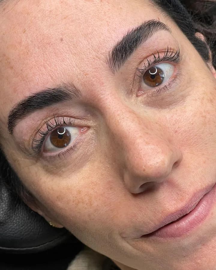 Reconstrucción de cejas con micropigmentación — después