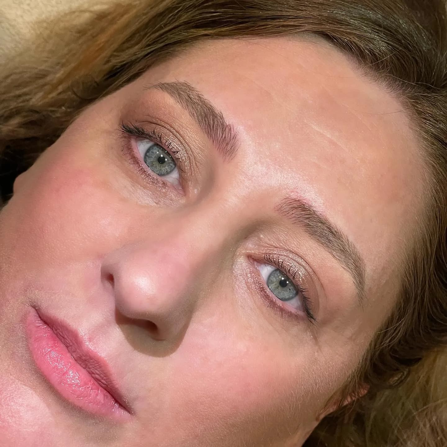 Micropigmentación de cejas sombreado — después