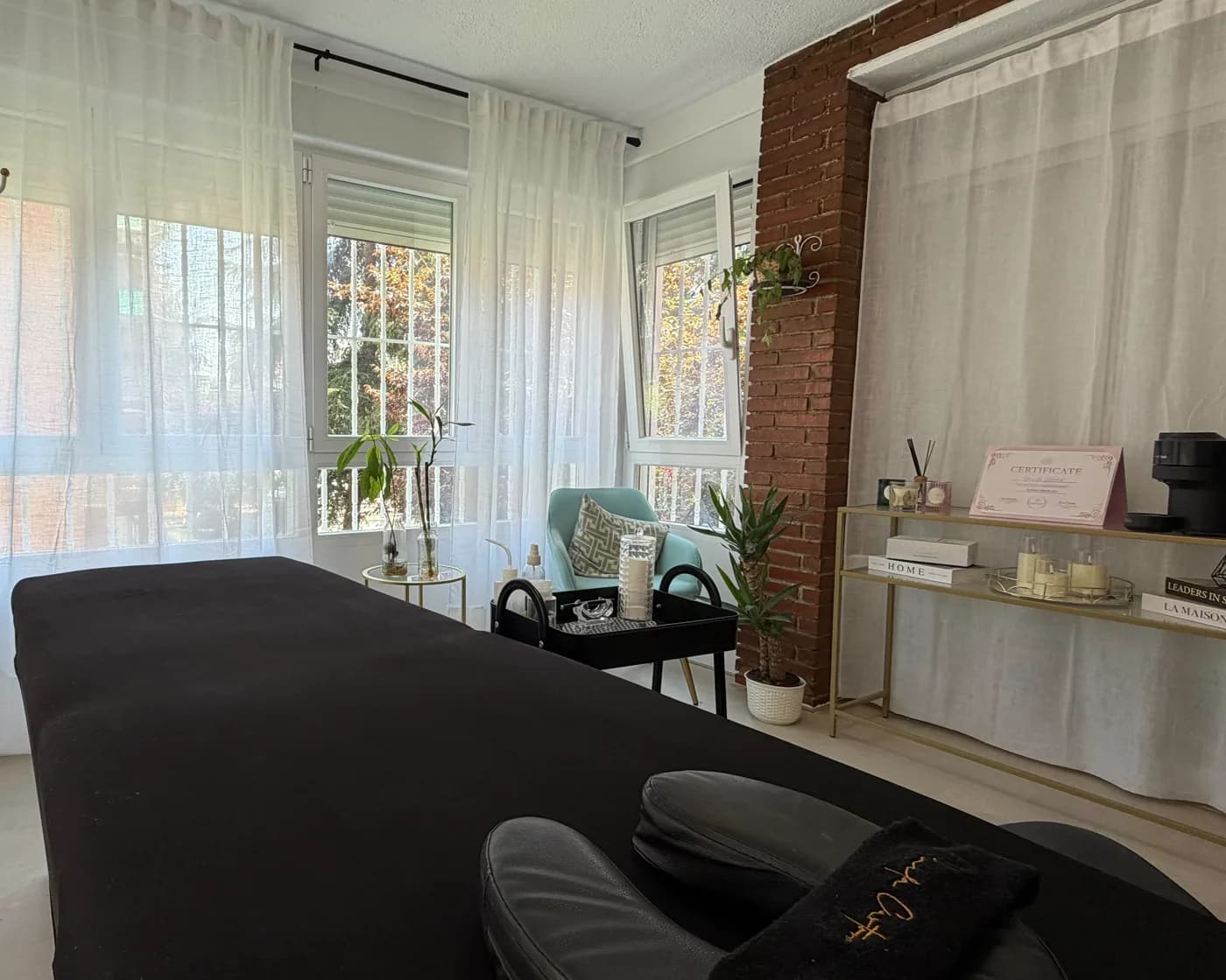 Sala del estudio de micropigmentación de Yamila Castoro en Madrid tras la reforma, luminosa y serena